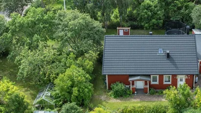 Villa på hörntomt med pool och många rätt!