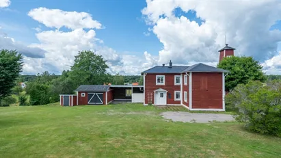 Välskött villa - med öppen planlösning i barnvänliga Bergby