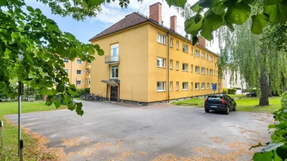 P-plats finns! Modern, öppen planlösning, totalrenoverad nära sjukhus & högskolan för 690 000 kr