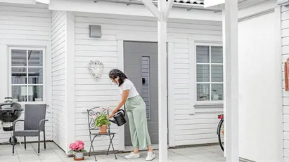 Bostadsrätt med villakänsla och carport!