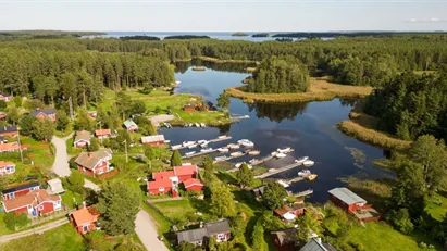 Friköpt havstomt med plats för en båt. Timrad fäbodstuga från 1700-talet. Sovstuga och sjöstuga.