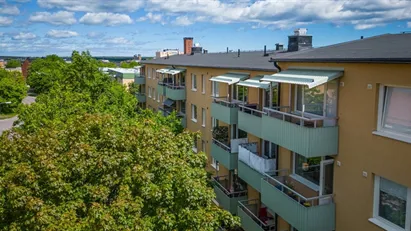 EGEN tvättmaskin! Mycket ljus trea med balkong i lugnt område med fria parkeringar på gatan