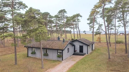 Bästa läget i Kvarnåkerhamn med fri utsikt mot havet och solnedgången. Anspråkslöst och lättskött.