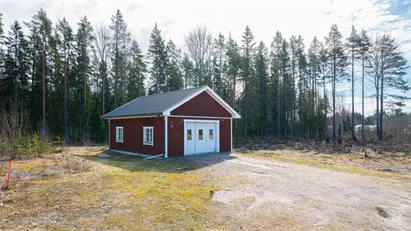 Granne med skogen - Tomt om 1 588 kvm, mycket stort & färdigt garage ca 70 kvm med ny luftvärmepump.