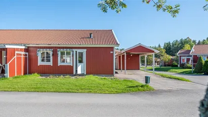 Lättskött enplans-parhus med carport!