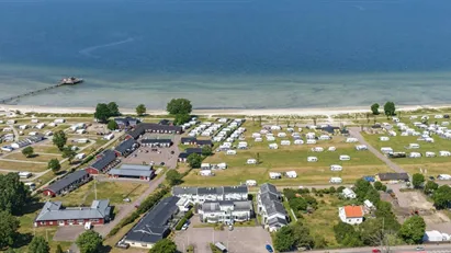 Högst upp i huset med två balkonger, svårslagen utsikt och härligt läge invid stranden i Köpingsvik!