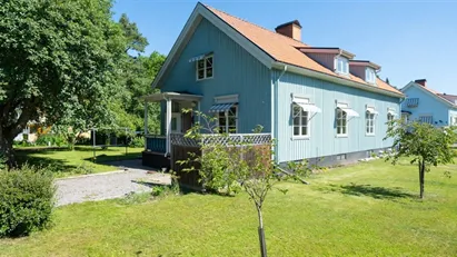 Havsnära, generöst & mycket välskött parhus med stor trädgård nära Lillhagsskolan. Garage!